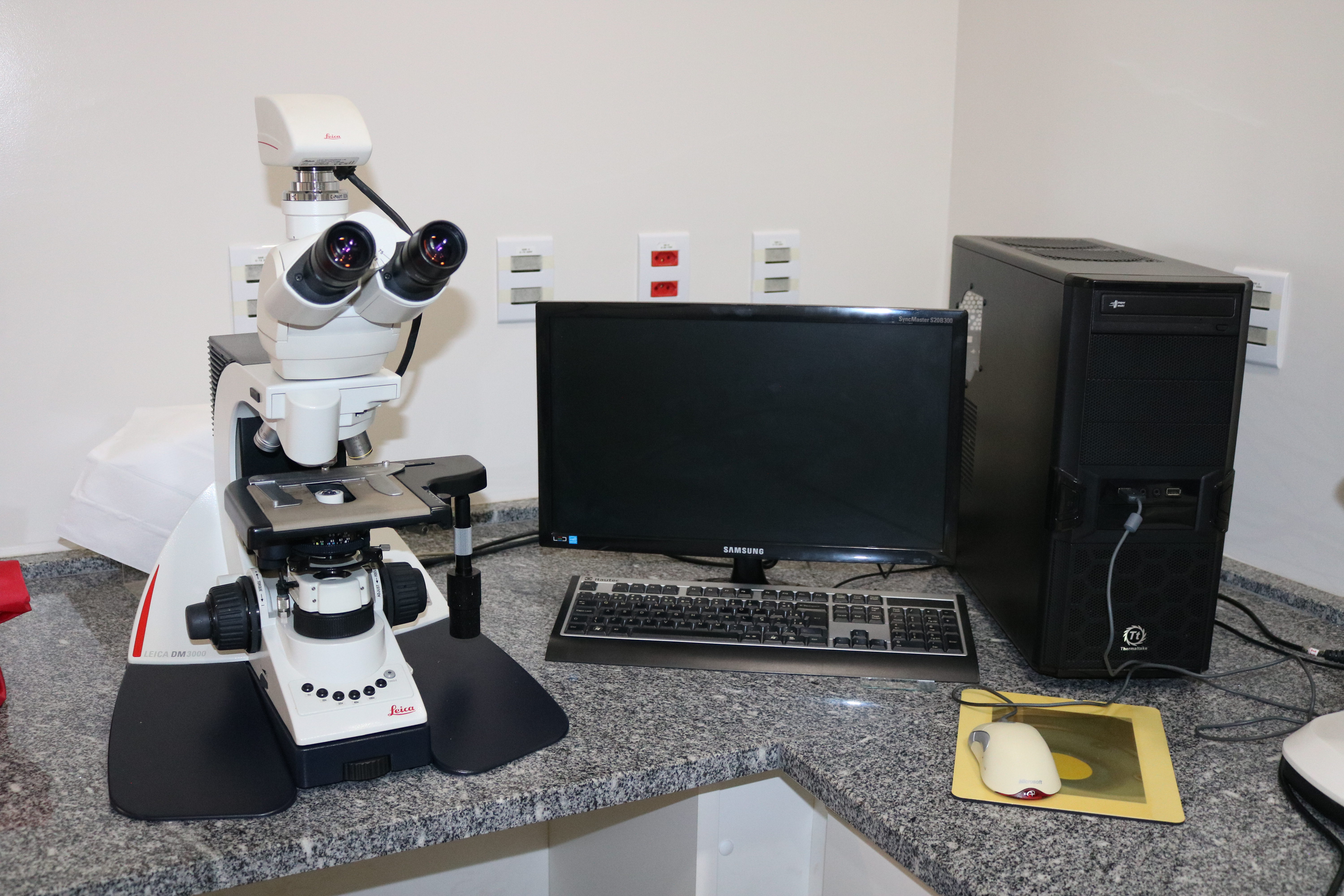 Microsc__pio___ptico_Leica_DM_3000.jpg